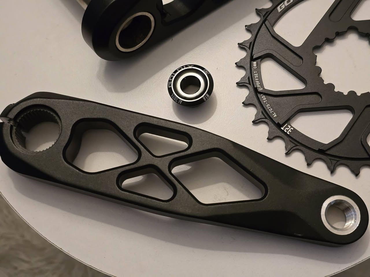 يا الله يا رزاق 👋
**🚴‍♂️✨ هلا بالشباب محبّين الدراجات! ✨🚴‍♀️
#متوووووفر 
#السعر ٣٣ الاف 🔥 🔥 🔥 
جماعة القطع المميزة تعال لييييييه 🤣
الاصلي يمي عمي تدللون علينه  😍 
مجمع كرانك سيت براكيت  جديد غير مستخدم 🖤💛
وزن خفيف و شكل مميز  😉
براكيت جديد أصلية هدية 🎁 
قرص ماركة GOLDEX 32 TETH هدية 🎁 
سعر الموقع كدامك يابه أخررر صورة 😅
.
.
.
متجر عبدالله المغامر يقدملكم افضل وأجود اغراض الدراجات الهوائية …🚲🚲🚲
✔️ شغل مرتب يخلي دراجتك فول وتخطف الأنظار 😎
✔️ أسعار مناسبة  لكل الميزانيات 👀
✔️ جودة أصلية وتحمّل عالي🚲
✔️ توصيل سريع لكل المحافظات 🚚💨
✔️ خدمة دعم بأي لحظة 💬✨
لا تضيع الوقت… جهز دراجتك وخلي طلعاتك أحلى ويا متجر عبدالله المغامر! 😍🚴✨
للأستفسار على الخاص او مراسلة الصفحة على الواتس آب 📞 📞


**إذا كنت صاحب هذا الإعلان وتريد حذفه لأي سبب، رجاءا أرسل رسالة إلى الدعم الفني**