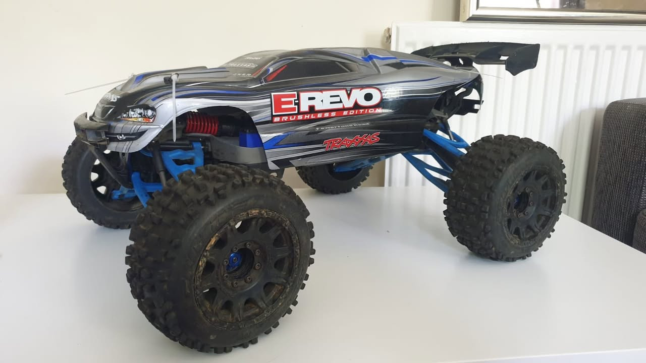 Traxxas E-revo 6S 
السعر 950 الف


**إذا كنت صاحب هذا الإعلان وتريد حذفه لأي سبب، رجاءا أرسل رسالة إلى الدعم الفني**