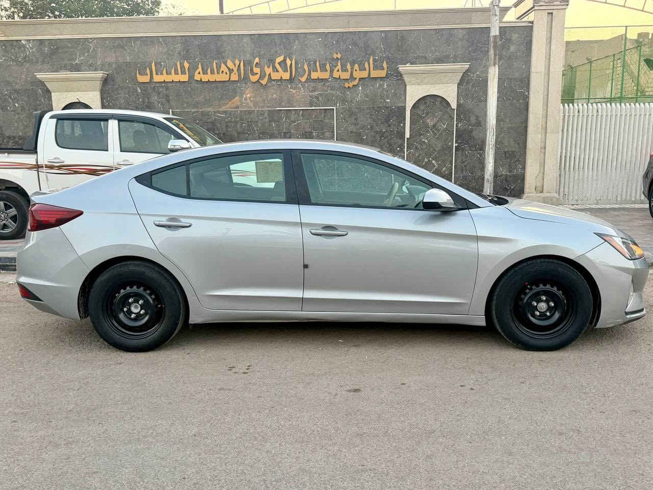 الانترا وارد امريكي 2020 حادثه جاملغ وبنيد والجاملغ الثاني كلير توحيد لون السونار موجود بصور السياره جديده من تبريد تخم تاير صدر خير من الله ربع متصرف عليهه كير ومكينه مامفتوحات غرفه مدوشمه ماشيه 95 الف مكانهه بغداد السعر 117$ وبيهه مجال الاتصال ***********
