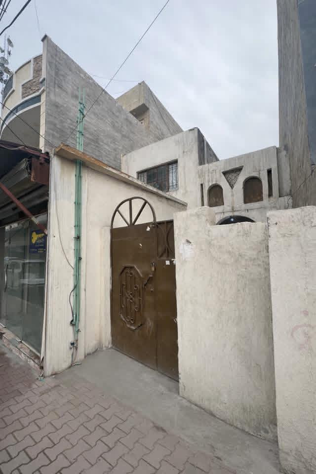 بيت طابقين للإيجار على شارع عام
المحتويات - 2 غرف نوم - استقبال - صاله - صحيات - منور طرمه سطح ( بيت كامل )
العنوان: الكويتي شارع جامع ابو تراب مجاور صيدلية حسن سلمان. للإستفسار ***********
الإيجار 450 الف
