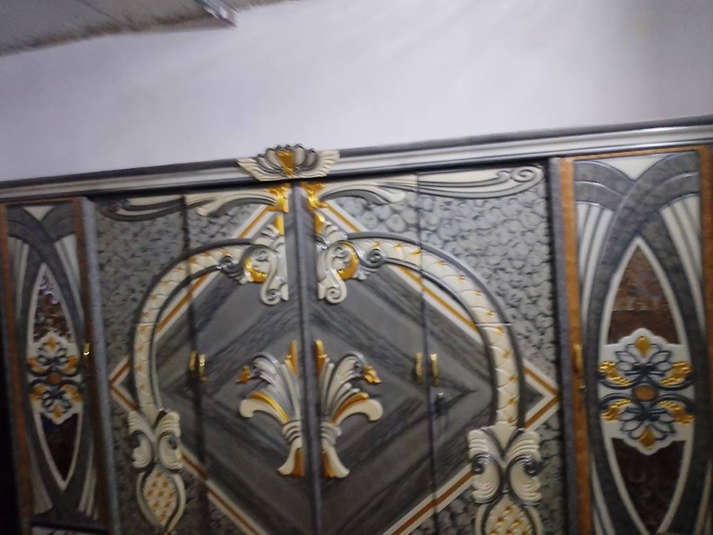 غرفه اخشاب للبيع هي وملحقاتها كامله ميز تواليه هو والمرايه مالته كنتور 6 تواب زاويه جب%%%%***********
