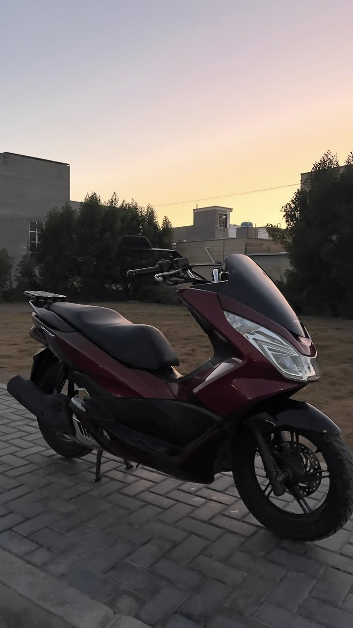 السلام عليكم اخوتي
PCX الجيل الثاني ياباني ياباني ياباني 
شاصي gf
محرك 150 cc
دراجه حلوه مال رمبه 
ماشيه 31 الف 
مكينه ناعمه وخير من الله مناقصها شي ربع متذب عليها
ملاحضة درعها موجود أنطيك ايا وي الدراجه
الله شاهد لو ما محتاج فلا ابيعها 
السعر 1900 وبيها مجال انشالله 
المكان / بغداد / الشعب 
رقم / ***********
