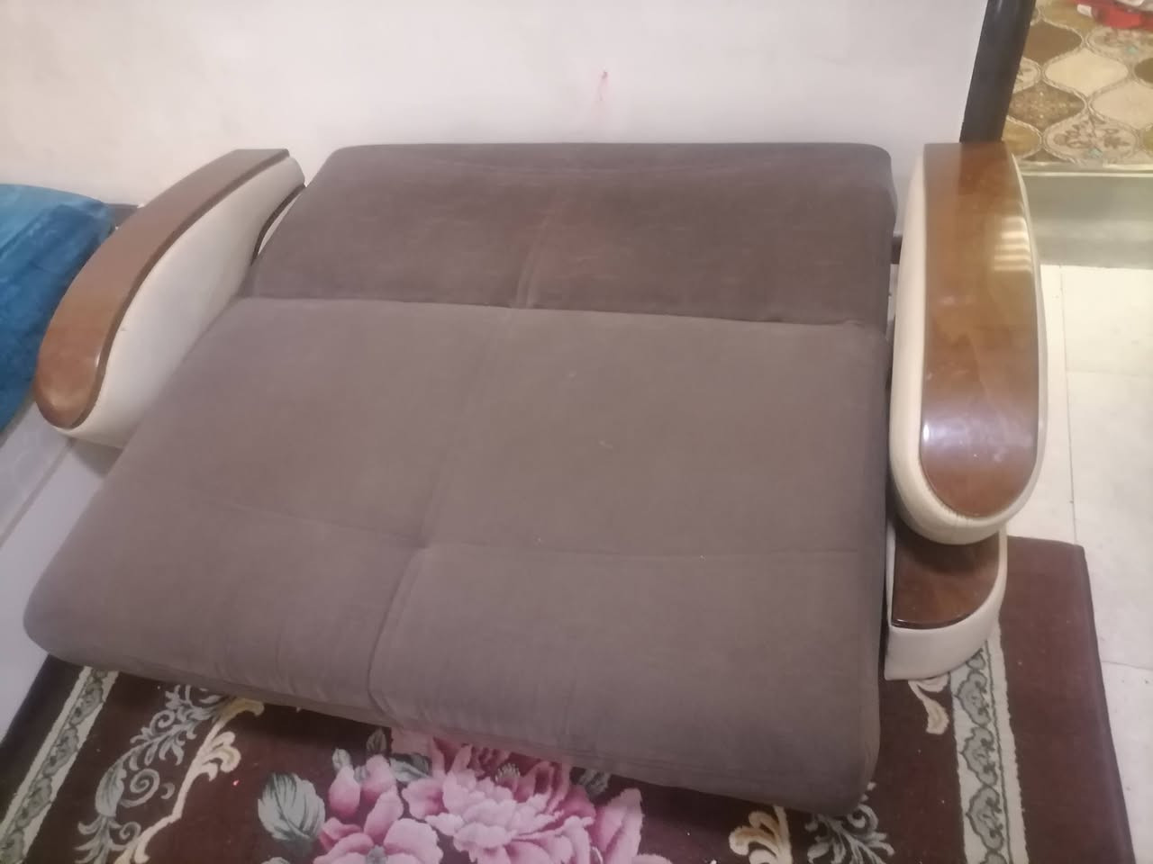 قنفة تخم تركية مقعدين تصير سرير ومخزنية  مستعملة قليل قماش وتربروف السعر 50 الف وبيها مجال
 العنوان  بغداد الشعب رقم الهاتف ***********
