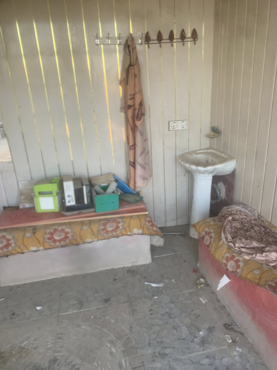 اغراض محل حلاقة للبيع  (كرسي حلاقه مراية مغسلة ) باب ارتفاع ٢ متر عرض ٣ متر ***********
