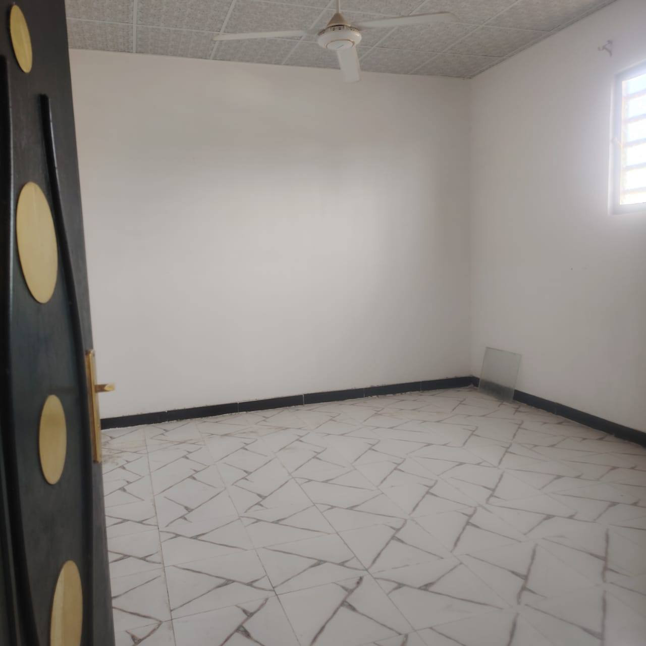 السلام عليكم
بيت للبيع مساحه ٧٠ متر مع الحديقه ٩٠ متر ركن بناء جديد نضافه ١٠٠ ٪السقف صب والاساس صب سقوف ثانويه وسيراميك جاهزه كهراباء وماء ع اخر حبايه مع سبلت 2طن شارع المطار القديم قرب اسواق عسوله شارع محطه المطار وصدليه المطار قريب الشارع.. السعر 28 البيع مستعجل ***********☎️
