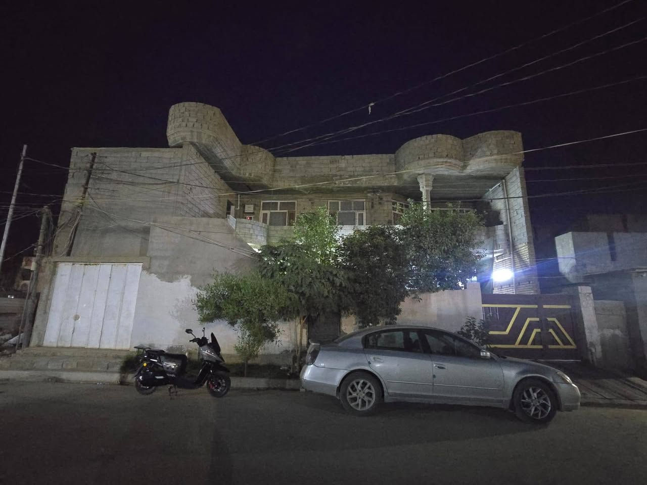 بيت طابو صرف مساحتة ٢٨٨ بناء حديث طابقين المكان الثورة الثانيه مقابيل دور الظباط داخل الفرع  عالي عن الشارع وسيراميك كامل كله حديث  البيت ٥ غرف  فوك من ضمنها مشتمل معزول ومحل كلها من ضمن البيت واليشتري يكدر ايسوي ٣ مشتملات  السعر ١٩٥ خدمات كامله تبليط ومجاري ومي السعر ١٩٥ وبي مجال للاستفسار اكثر اتصل علرقم ***********
