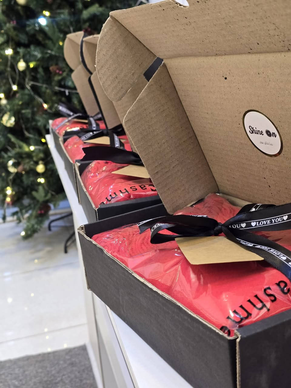 لكثرة الطلب وفرنالكم السكارف الاحمر 
الخامة ثقيلة 😍
المشرشب الاصلي مو مكصكص
يوصلكم بهيج ترتيب وبسعر ١٣ الف فقط 
بدون تغليف ١٠ الف فقط
لطلب الهدايا راسلونا وتدللون 🫶🏻
متوفر في 
Shine On 🔮 حيثُ للتألقِ عنوان 

 🌸 بوتيك شاين اون للاكسسوارات والعطور النسائية والرجالية 

اكسسوارات "نسائية ، رجالية " _ عطور _ ميك اب  _ حقائب - هدايا
المتجر مفتوح من الساعة 3 ظهرا ولغاية ال 11 ليلا

خدمة حجز الطلبات متوفرة طول اليوم وعلى مدار 24 ساعة

يتوفر خدمة تغليف الهدايا واختيار الهدية حسب الطلب ❤🌹🌺 

💥للحجز والاستفسار مراسلة الصفحة 📥
او الاتصال واتس اب
***********
—————————————-
💥توصيل لكافة انحاء العراق 🏎
خانقين 2000 دينار والمحافظات 5000 الاف دينار
موقع المحل : خانقين تولة فروش شارع السايدين
مقابل تربية كوردستان 
Khanaqin , Diyala , Iraq 📍
.
.
.
.
#تولة_فروش #reels #محل #خانقين #shine_on  حيثُ_للتألقِ_عنوان بوتيك_شاين_اون  مستلزمات_نسائية كوزمتك عطور ملابس اكسسوارات حقائب ترند العراق خانقين بوتيك هدايا
