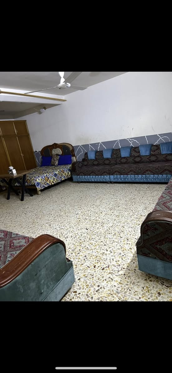 بيت في منطقه الدوانم قرب الشارع مساحه 250 
طابقين دبل فاليوم 4 غرف نوم وصاله ومطبخ حار بارد سعر 120 ***********
