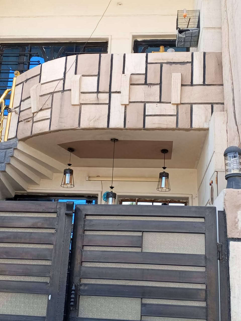 دارللبيع480مليون.المساحة93mالنزال21جبهة4,5وحدتان سكنية صالة جلوس7mومطبخ.خدمات+غرفةالنوم طابق الاول+طابق ثاني موقع مميز البنوك شارع سايدن مقابل ثانوية الجواهري متوسط جزرة.رجاءالاتصال بالرقم الآتي.***********.بناءحديث درج خارجي وداخلي.
