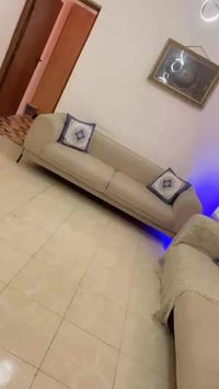 تخم • ٨ مقاعد • نضيف