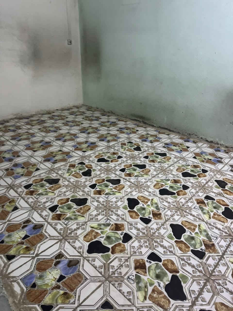 س ع يوجد دار ليجار المساحه ٢٠٠ م قاط ثاني بي غرفتين نوم ومطبخ وصاله وستقبال علا شارع العام قرب موسسه مالك لاشتر بيت نضيف اي ستفسار لاتصال ***********
