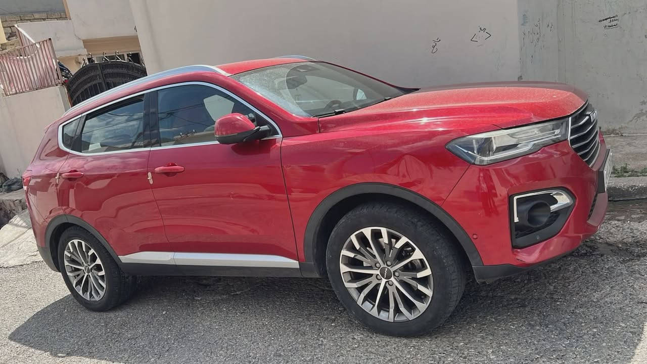 Haval H6  فول الفول سعر 135 ورقة
📣 #سيارة_للبيع: هافال Haval H6 موديل 2021 (فول مواصفات 1/1) 🔥
السلام عليكم إخواني.. عارض سيارتي هافال H6 موديل 2021 للبيع، السيارت بحالة ممتاز ومليانة مواصفات تكنولوجية وأمان.

📌 تفاصيل السيارة:
الموديل: 2021
العداد (الماشية): [68 ألف كم]
المحرك: 2.0 لتر توربو (عزم وقوة ممتازة واقتصادية بالوقود)
اللون: [ماروني]
الحالة العامة: مكفولة من (الضربة، الصبغ) 
✨ أبرز المواصفات (فول أبشن 1/1):
البانوراما: فتحة سقف بانورامية كبيرة.
الشاشات: شاشة وسطية عملاقة تدعم Apple CarPlay و Android Auto + شاشة عدادات رقمية ديجيتال.
الرادار والأنظمة الذكية: رادار تحديد مسار، رادار منع التصادم، قرائة علامات الطريق، ومثبت سرعة ذكي (تفاعلي).
الكاميرات: منظومة كاميرات 360 درجة (رؤية محيطية كاملة بدقة عالية).
الحساسات: حساسات أمامية وخلفية مع نظام الاصطفاف الذكي (السيارة تبركن وحدها).
الراحة: كراسي جلد (تحكم كهربائي + نظام تدفئة وتبريد للمقاعد)، إضاءة داخلية محيطية (Ambiente Light).
التشغيل: بصمة تشغيل، وبصمة أبواب، مع تشغيل عن بعد.
الصندوق خلفي: يفتح ويغلق كهربائياً (جك).
💰 السعر والاتصال:
السعر المطلوب: [اكتب السعر هنا، مثلاً:  135ورقة ]
مكان السيارة: [ دهوك ].
للتواصل والاستفسار: يرجى المراسلة على الخاص 📥 أو الاتصال مباشرة على الرقم: [***********] 📞.
