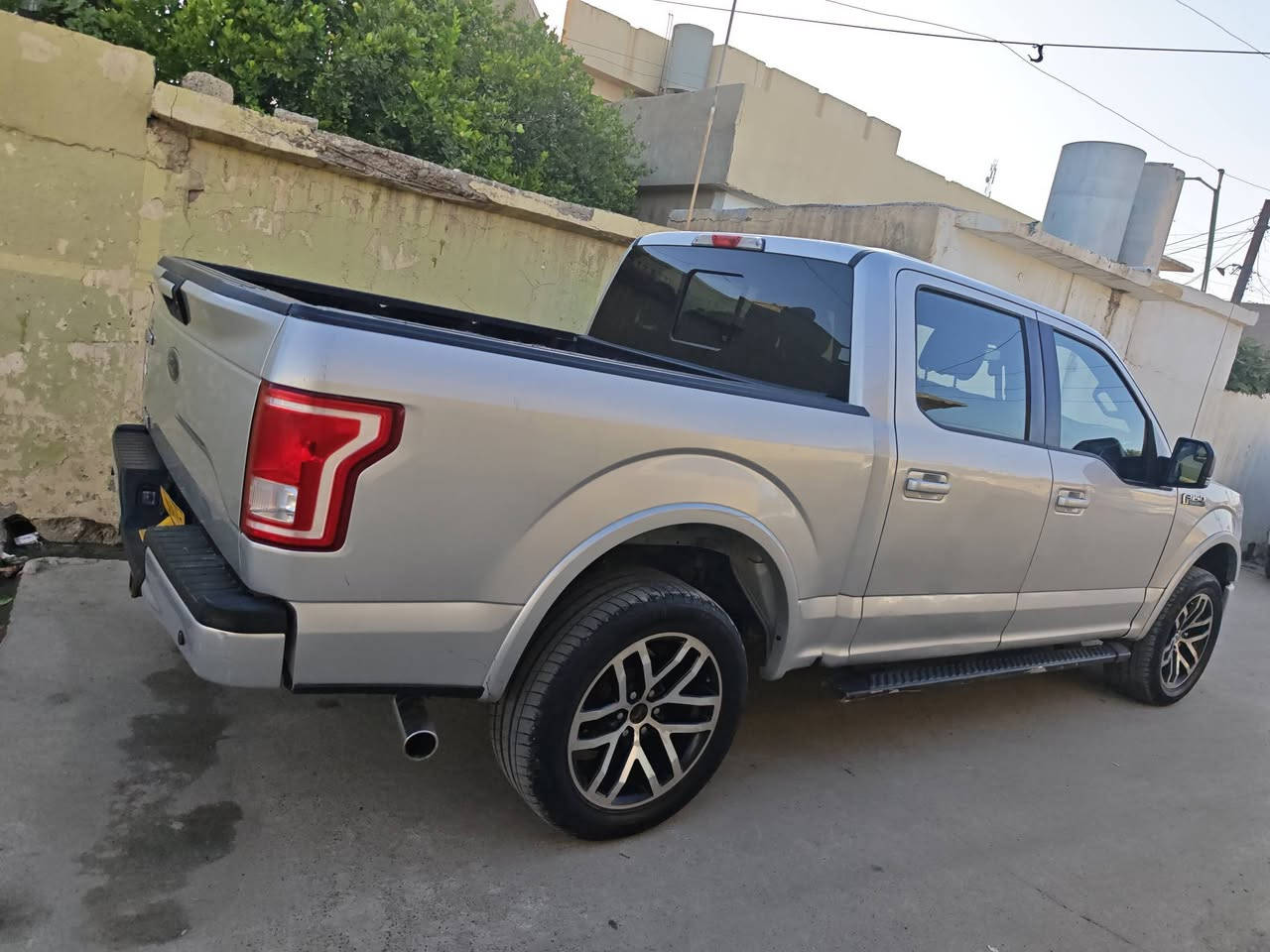 السلام عليكم.
فورد F150 للبيع بسعر مناسب جداً 
موديل 17 محرك 8 تنفس طبيعي كير طرح بدي قصير باب طويل المرغوب للتواصل على الارقام التالي ملاحظة شراي خابرني مو شراي لا تخابر ارجوك 
***********
***********
