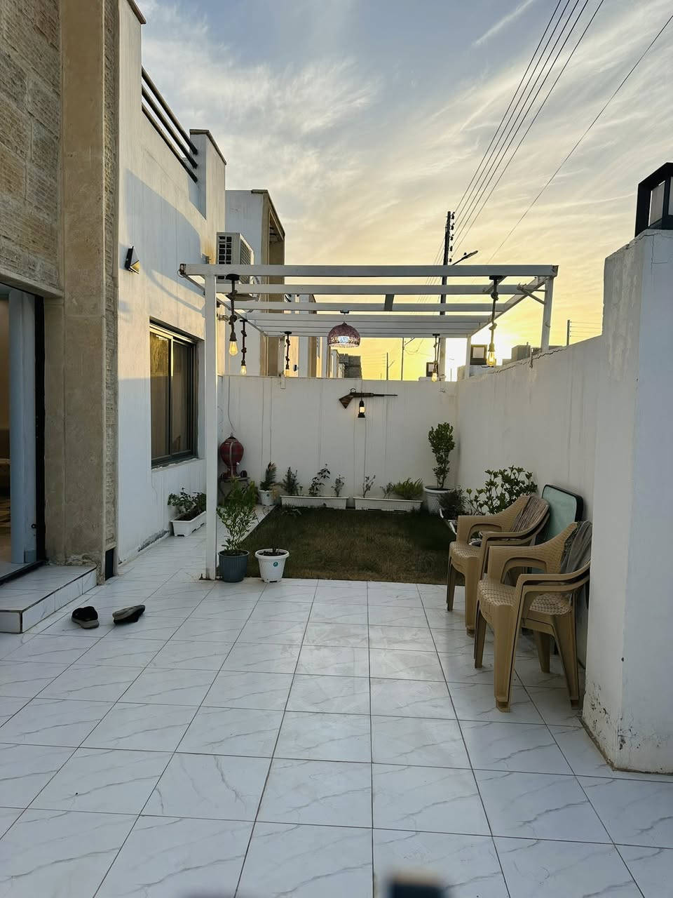 مجمع السلطان السكني
المساحه ٢٠٠ متر طابق ونص 
٣ غرف نوم 
صاله 
استقبال 
مطبخ 
بيع مع الاثاث كامل 
 السعر ١٩٩ مليون وبي مجال 
للاستفسار وباقي التفاصيل 
***********
