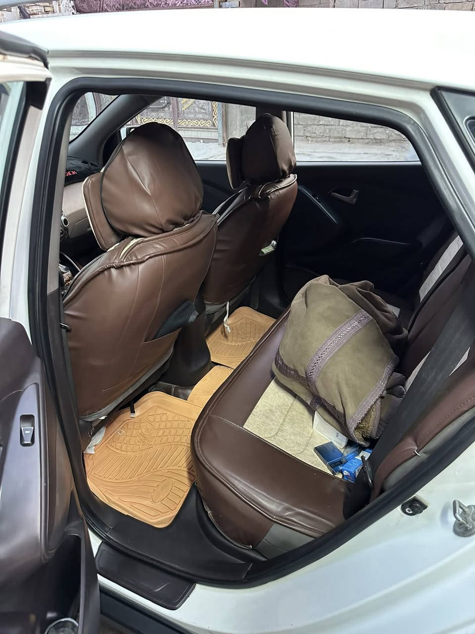 السلام عليكم
توسان وارد خليجي2013
محرك2400
نص فول بانوراما تحكم بالستيرن
أشاير بأمري 
شاشه
كير محرك تبريد ثلج كفاله لسياره
 ع إيد وحده من2013لليوم
ح5ويل كب18 سايد أبريك ب الرجل
السياره خير من الله كلش نضيفه 
موقع السياره بغداد شهداءالعبيدي 
للستفسار
***********
