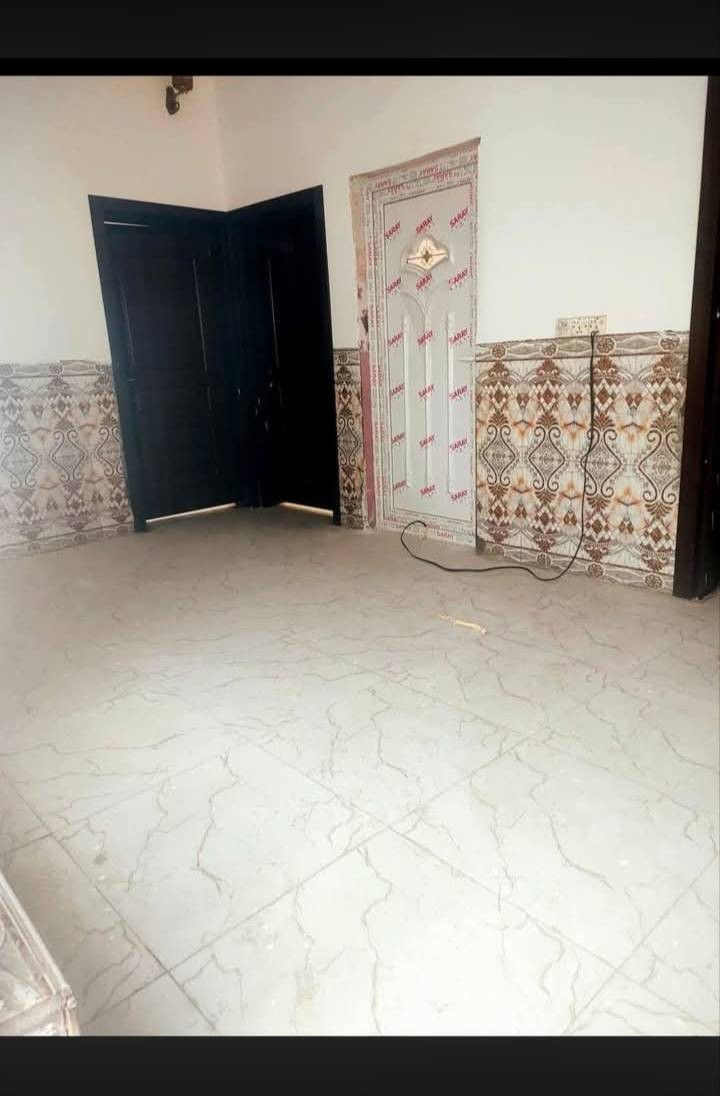 السلام عليكم بيت حي الامين الاولى المساحه 135 يحتوي على غرفتين نوم وصاله ومطبخ صحيه داخليه وخارجيه استقبال وكراج سياره السعر 40 مع المجال قليل رقم صاحب الدار***********
