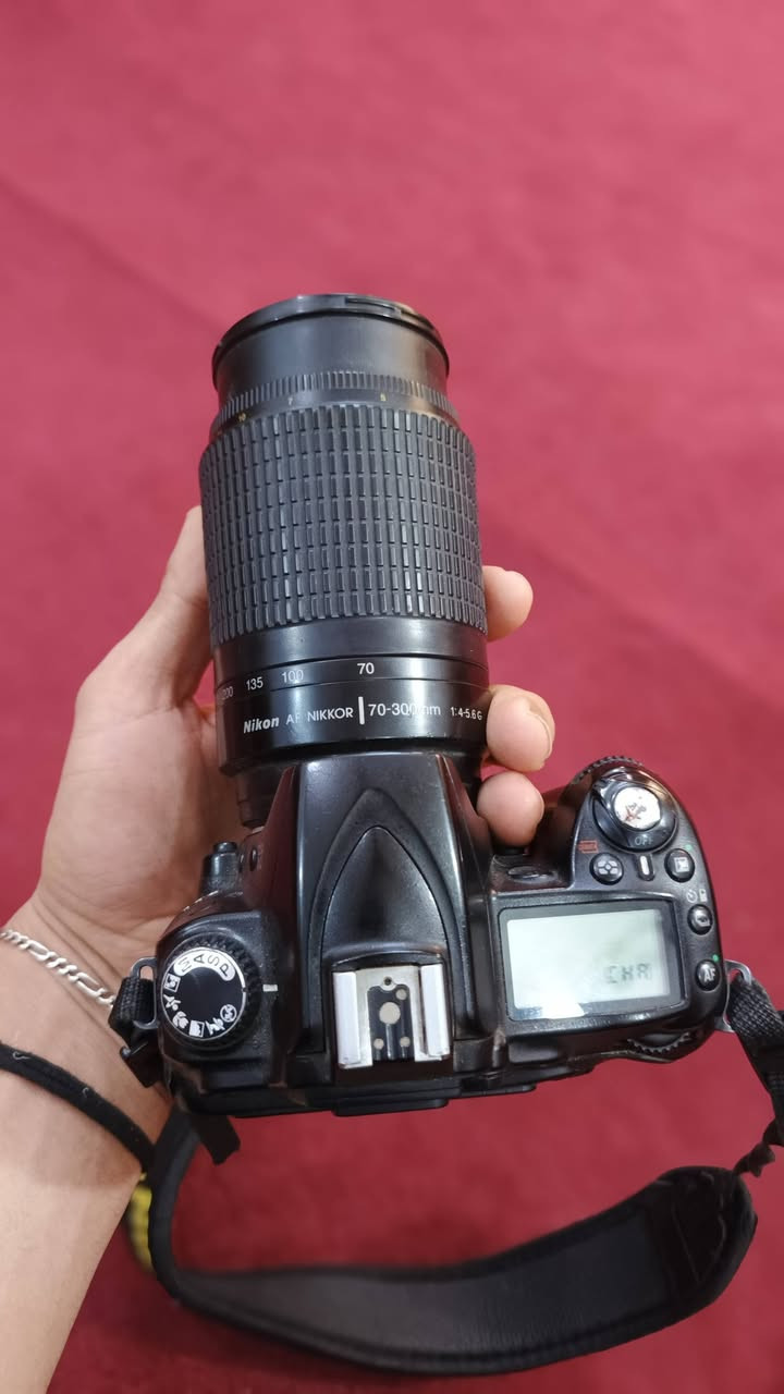 بيع كاميرا نيكون دي 90 مع ملحقاتها الاستفسار الرقم  ***********
