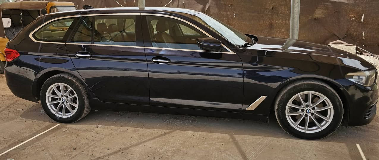السلام عليكم 
Bmw/520,2018
السعر ١٢٠ للبيع  فقط للبيع فقط للبيع فقط

بي ام دبليو موديل (2018 )
خمس قطع صبغ
مكينه ٤ سلندرتوين تيربو    السياره خليجيه  وكلها عربي من شاشه الدشبول لشاشه الاعطال 
داخل جلد قرميدي بلادي ونظيف كلش 
كشن كامل كهربائي 
شاشه جبيره وماوس تحكم بالشاشه و وسائط ومعلومات السياره 
بصمه وحساسات امامي خلفي بلادي وشغال لايت زنون وعدسات متحركه اصل ترحيب مري ويدات البوب داخل الاناره كلها led بلادي السياره بيها led ابواب ودشبول متغير الالوان بلادي 
كروز سرعه وتحكم ستيرن اوتو ستوب هندبريك دكمه واوتو هولد تبريد ٣ قطع وكله لمس وشاشه ٣ وضعيات قياده نورما وسبورت وكومفورت صندوك كهرباء  
بيها بعد مواصفات والسياره نظيفه كلش وع الفحص 
رقم شمالي جديد بأسمي تحويل او وكاله
السياره مكانها بغداد 
السعر  ١٢٠وبيها مجال 
***********
***********
