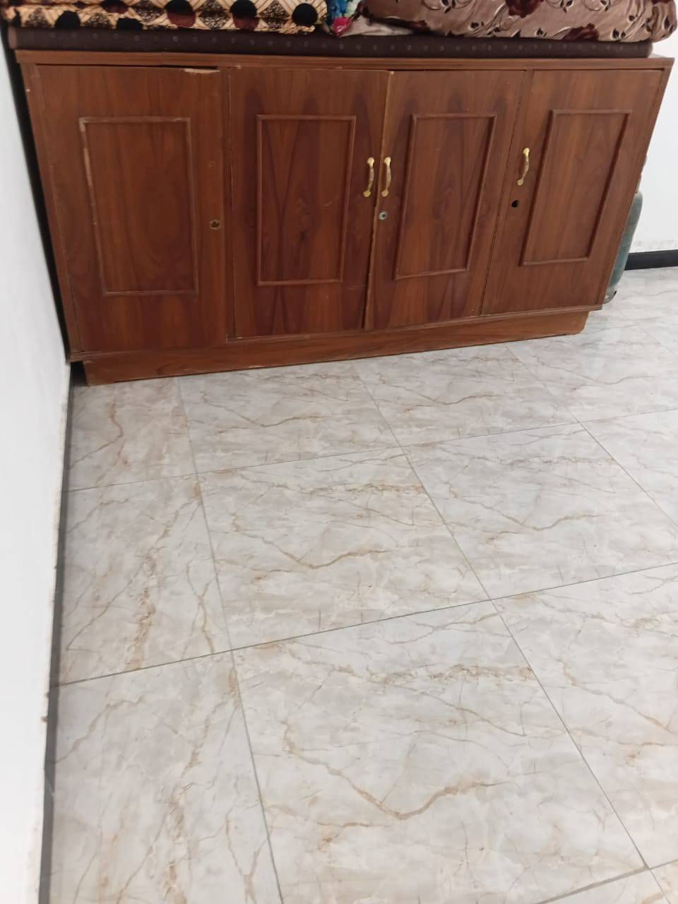 سلام وعليكم غراض لبيع مستعجل بسعر ٣٠٠.        ***********
