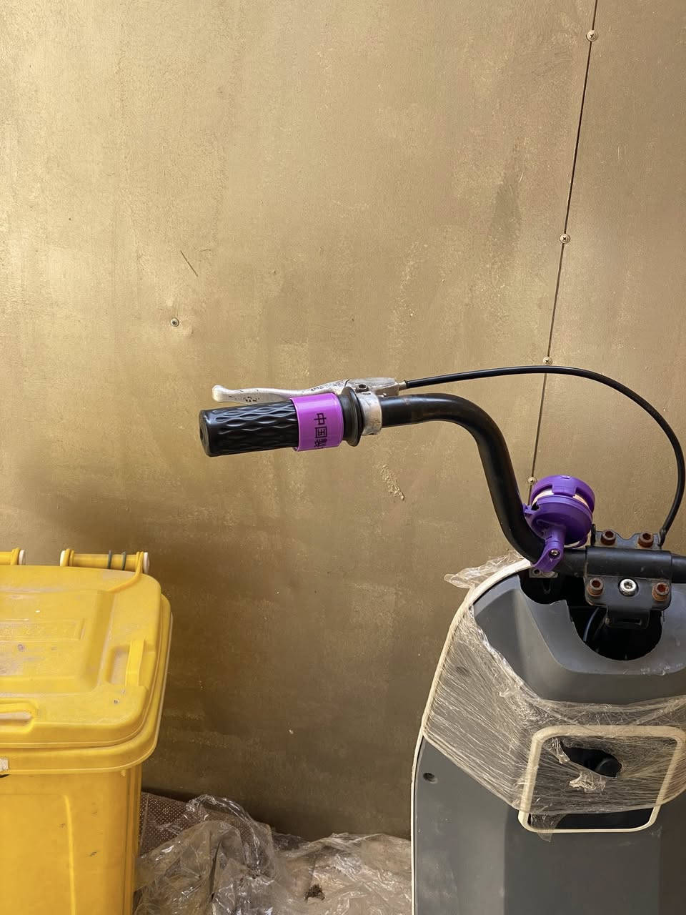 سلام عليكم دراجه شحن  للبيع من مكانها بغداد حي الجهاد سعرها 200 شغاله وتمشي سرعتها 35 40فقط يرادلها تبديل منفذ الشحن ب6 الف ***********واتساب واذا اكو مراوس ترهم
