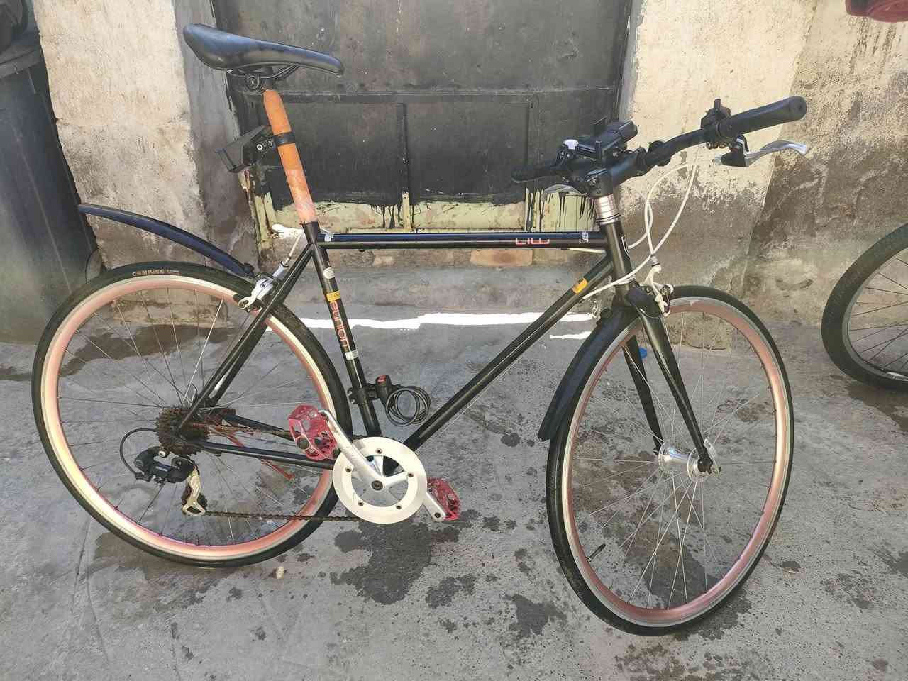 اعيد النشر بسبب الوعود الكاذبه حبيبي ماعندك حجايه لا تخابر ولا تكلي بقي وجايك بطريق ونته نايم بيتكم المهم للبيع ثنينهن واحد حجم 26 شركه تريك غني عن التعريف وثاني سي 700 حجم 28 بايسكلات باله مو تجاري وثنينهن الامنيوم مكان بوم الشام قرب القوس مال حسينيه ***********
