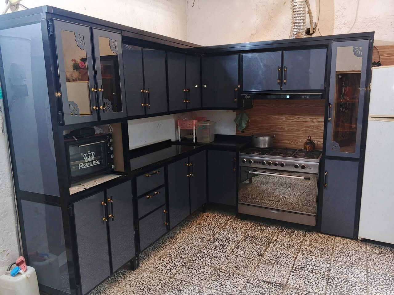 مطبخ تفصال مبطن كله مرمر قياسه 5 امتار  عدد8 قطع مع المرشحه ناطقه جديد صار اقل من اربع اشهر مفصله السعر مليون ونص عنوان الزبير 
***********
*********** وتساب
