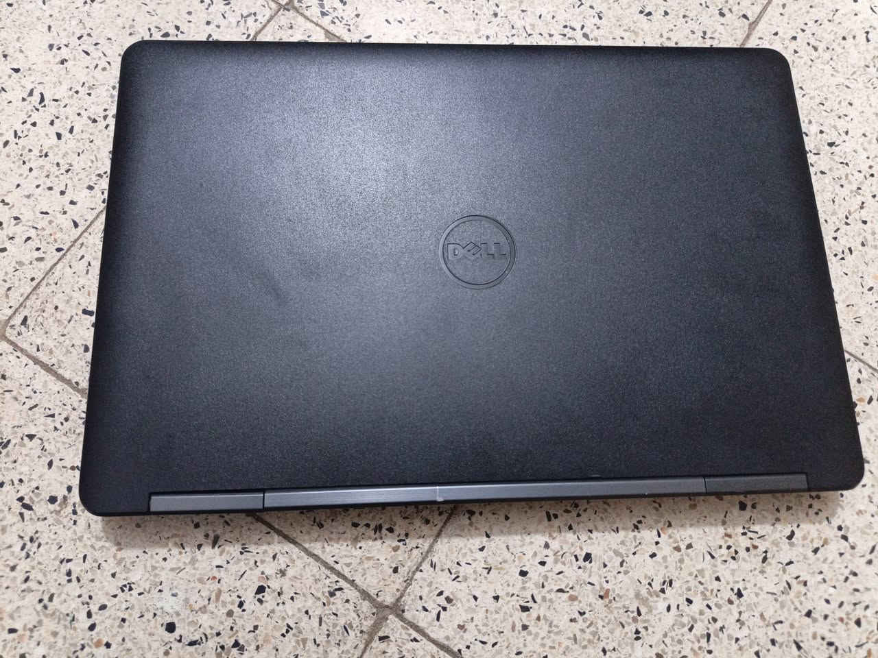 شاشة 15.6
core i7 الجيل الرابع
 الذاكرة العشوائيةRAM 8GB
هارد دسك ssd256GB
كارت شاشة داخلي4گيگا والخارجي انفيديا جي فورس 2گيگا
فول كيبورد عربي انكليزي أرقام جانبية للطباعة
منصب وندوز 10 كل برامج التواصل الاجتماعي وبرامج الاوفيس 
برنامجautucad 2022
كامرة أمامة وكل المنافذ سليمة والصوت واضح جداً
ملحقاته شاحنه اصلية مع ماوس وحقيبة
الموقع البصرة
السعر 300 وبي مجال
***********
