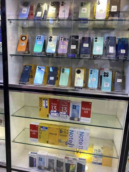 فاترينات للبيع عدد 3  كاملات ونضيفات جدا الثقيل جام مكوسر ١٠ملم العنوان بابل الهاشميه *********** واتساب
