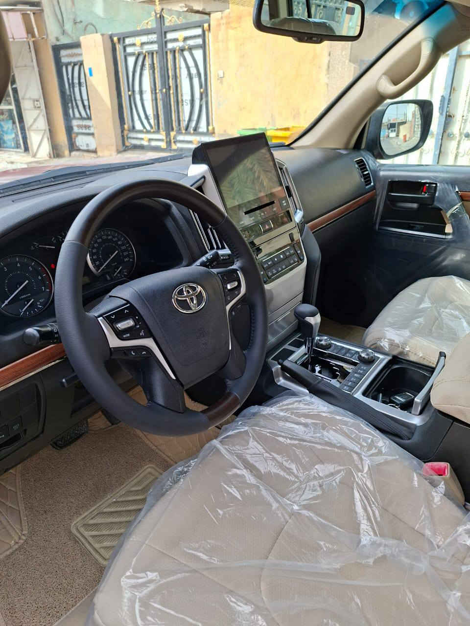 سلام عليكم 
لاندكروز دخول جديد السياره اصل 2010 محدث 2021 داخل وخارج تحديث اصلي شغل درجه اولى الون بلادي شرط السياره كفاله من الضربه والصبغ سابقاً 
مكان السياره:البصره 
علماً ان السياره بلا لوحات 
السعر : اتصال 
***********
