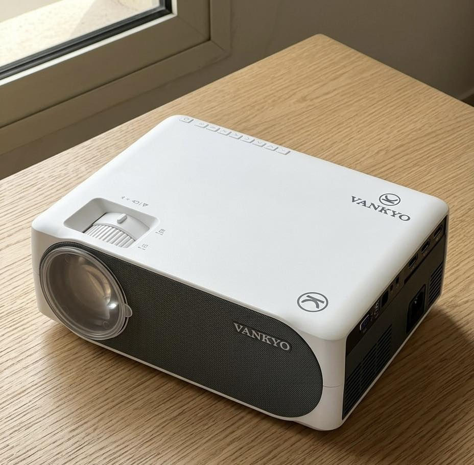 بروجكتر VANKYO V630 الأصلي - نظافة 100%
جهاز عملاق بأدائه، سينما حقيقية بالبيت وبأعلى دقة. 
المواصفات والمميزات
• دقة Full HD 1080P حقيقية: صورة صافية وتفاصيل دقيقة 
• إضاءة قوية جداً: يشتغل بوضوح حتى لو الغرفة مو ظلمة تماماً.
• شاشة عملاقة: يفتح لحد 300 بوصة (يعني حايط كامل).
• تصحيح الصورة (Keystone): تكدر تعدل زوايا الصورة بضغطة زر لو جان الجهاز بصفحة.
• الربط: يربط "طبيعي" ومستقر بالكيبل (بلايستيشن، ستلايت، لابتوب، فلاش) بدون تقطيع الواي فاي.
السعر :50 الف فقط 💵
للتواصل :***********
