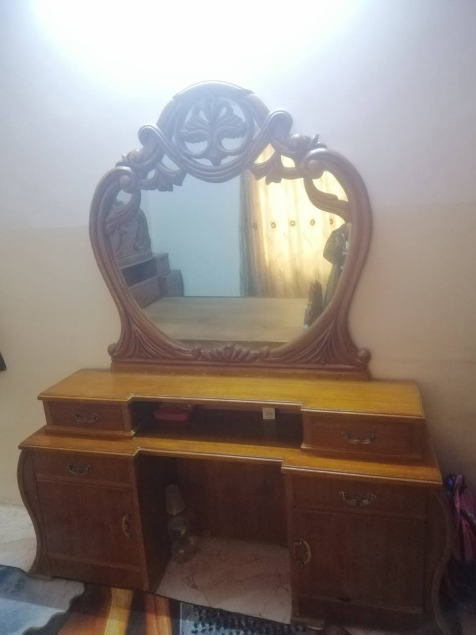 السلام عليكم. 
تخت وميز مراية وزاوية 
شغل درجة اولي ونظيف 
السعر 300الف قفل  
للتواصل الاتصال علي الرقم
*********** واتساب ايضا
