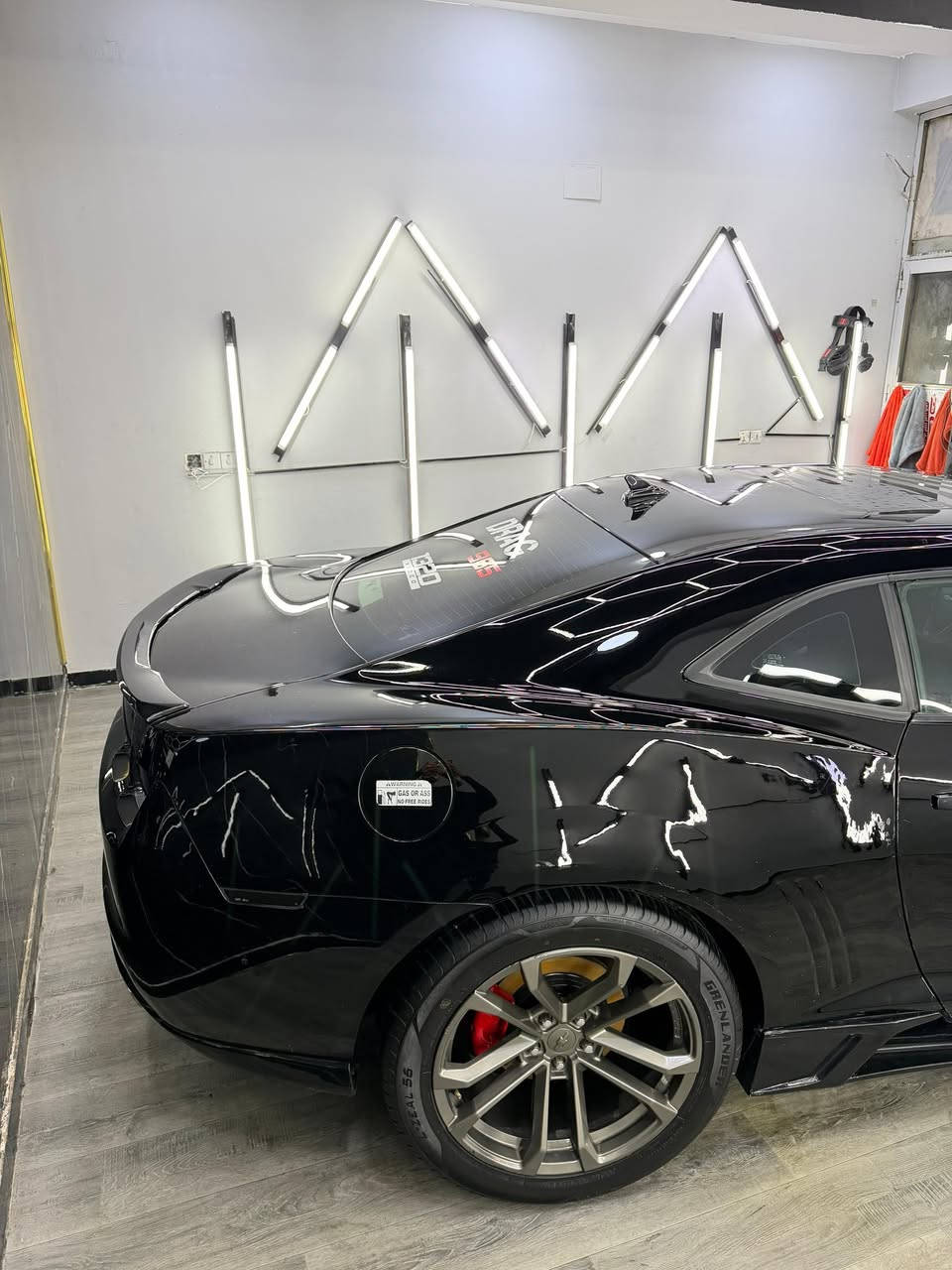 سلام عليكم. كمارو 1Le2SSللبيع
كير عادي فووول مواصفات من غير الاضافات الي عليه 
جاهزه. قطعه وحده صبغ باب اليمنه والجاملغ اليمنه بارد بدون ايرباك السياره   انشاء الله سعره مناسب تفاصيل اكثر اتصل بيه *********** السياره ترفعه جك وتنزل جواه قطره نضوح دهن ما بيه جديده حييل وتعبان عليه وبالعافيه على الي ياخذه مكان السياره بغداد الشيخ عمر السياره مبرمجه داينو وجايبه 560 حصان وطبعا مكينه ls3 وكير TR6060 مكفووول
