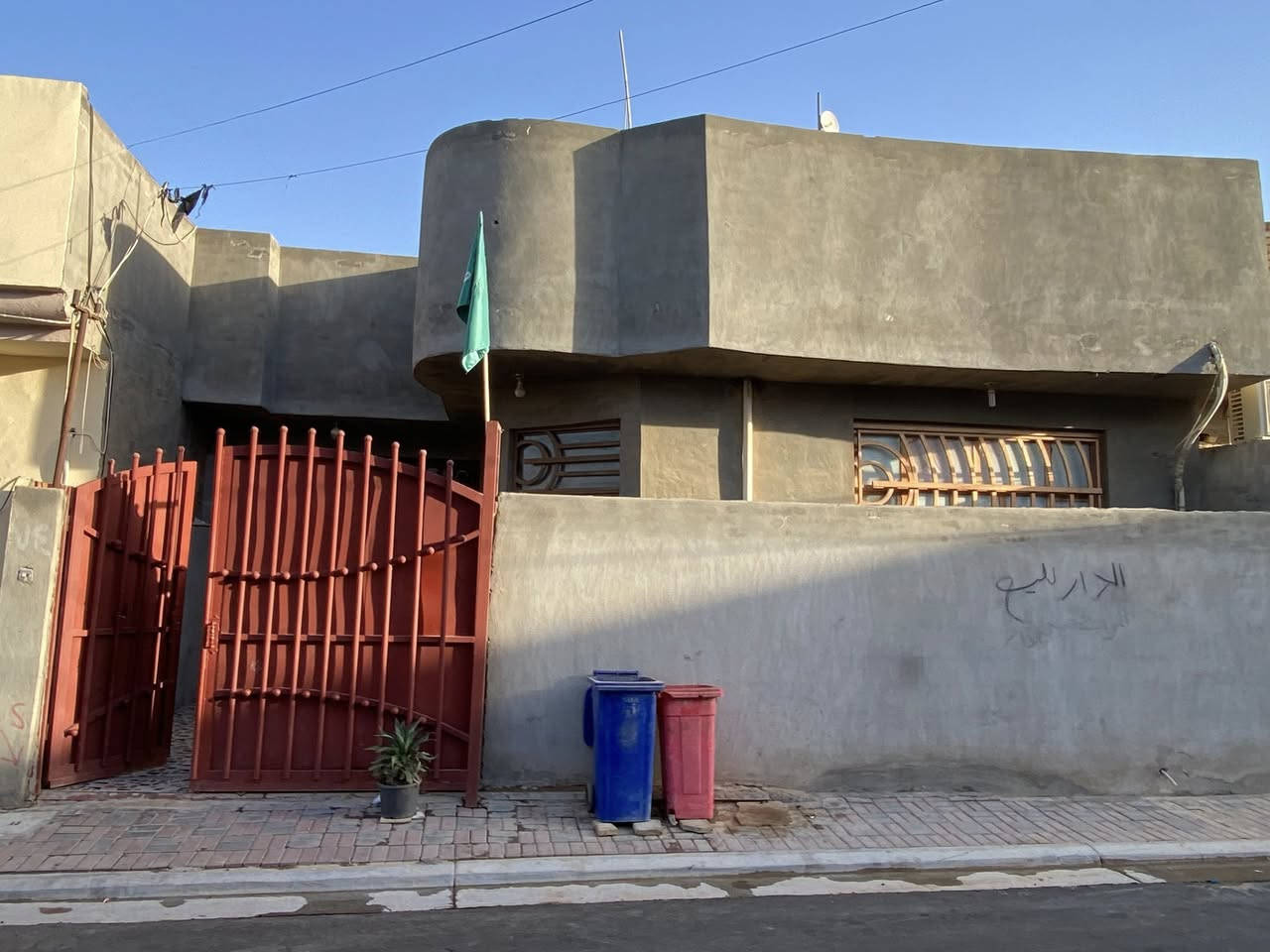 بيت للبيع المكان الجمعيه شارع التلعفرين  المساحه ١٧٠ متر يحتوي ع غرفتين وصاله وستقبال ومطبخ مجمع صحي باقي التفاصيل داخل الفيديو للستفسار ***********
