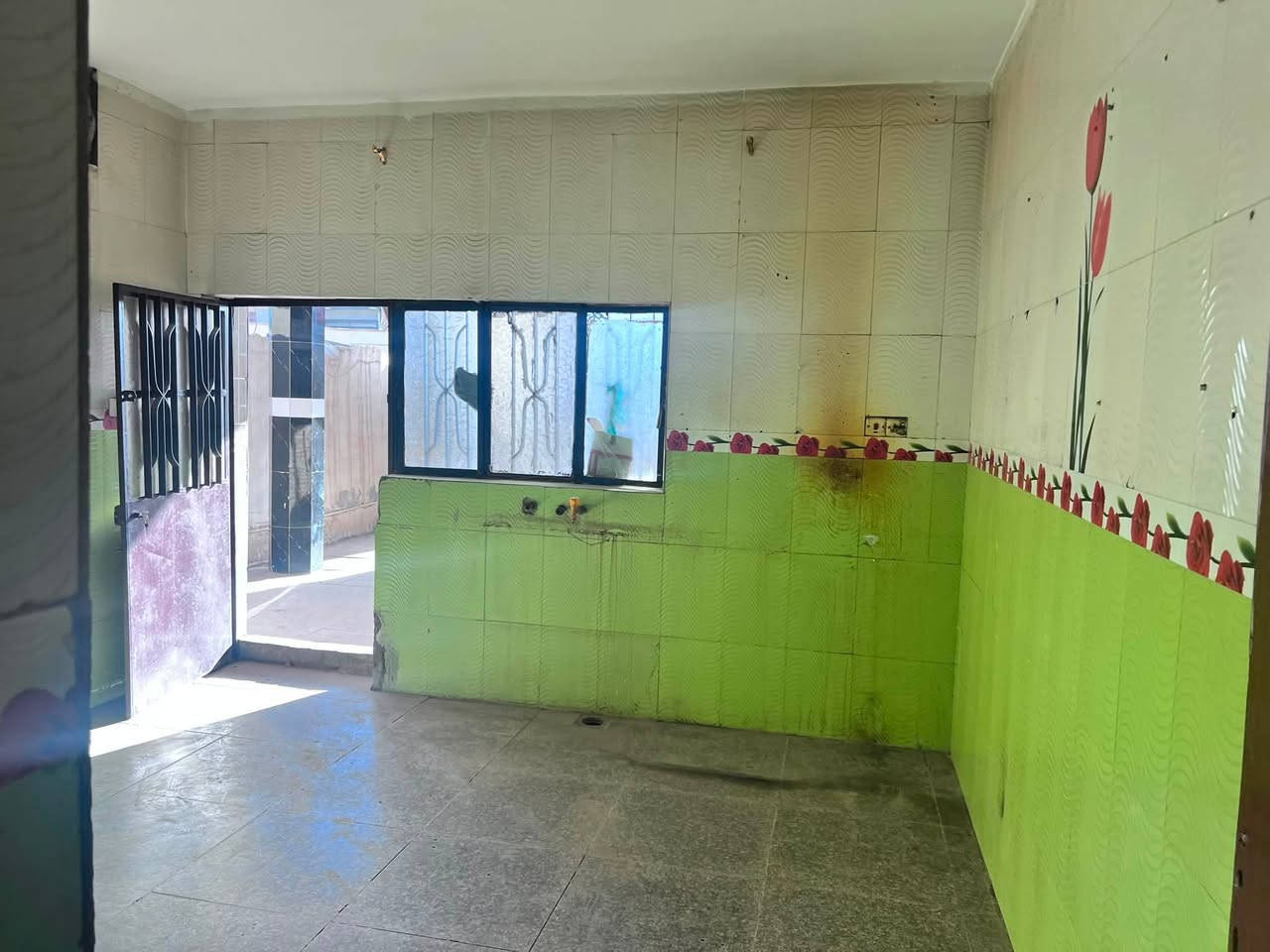 سلام عليكم بيت الايجار مساحته 100طابقين يتكون من صاله ومطبخ وكلدور وغرف نوم عدد 2
سعر لايجار 250قفل العنوان حله شارع طاقه كهرباء قريب على شارع الحسينيه ولاستفسار مراجعت مكتب بهاء الجشعمي اللعقار 
***********
