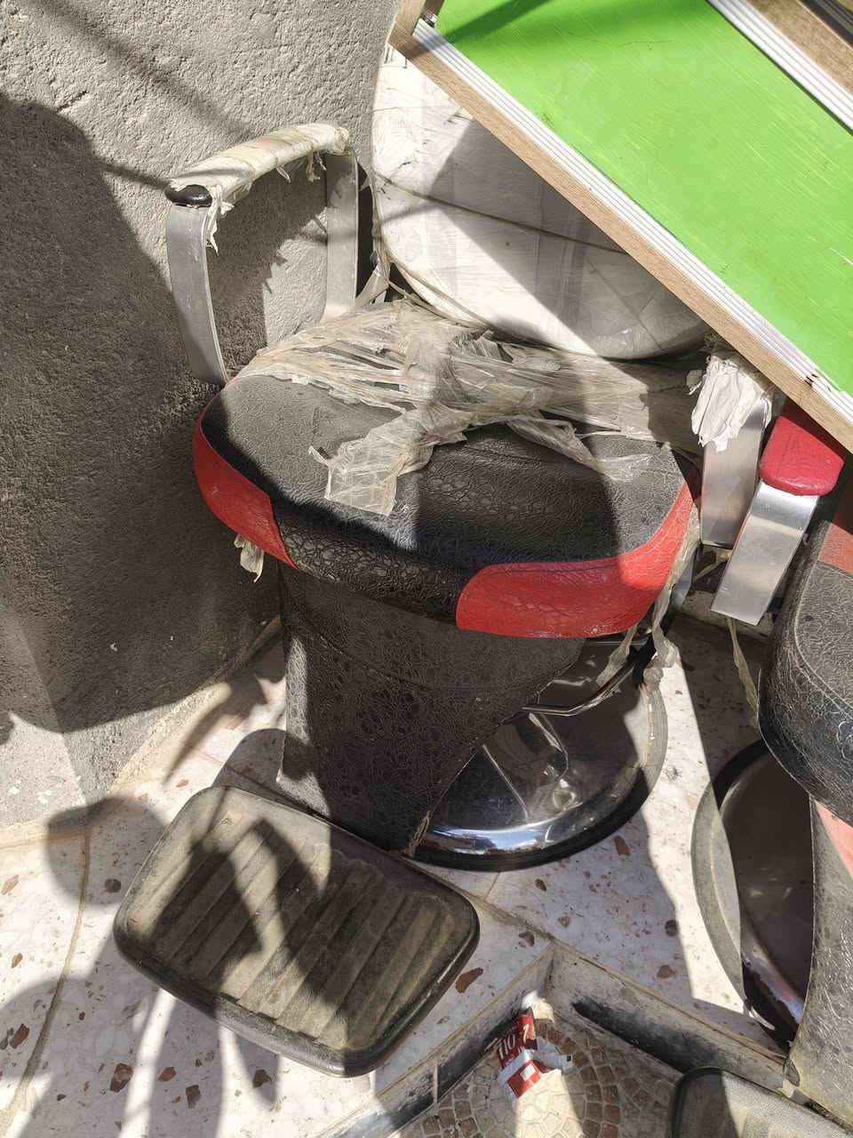 سلام وعليكم غراض محل حلاقه لبيع مرايات ميوزه كراسي مكان هوره *********** تصال
