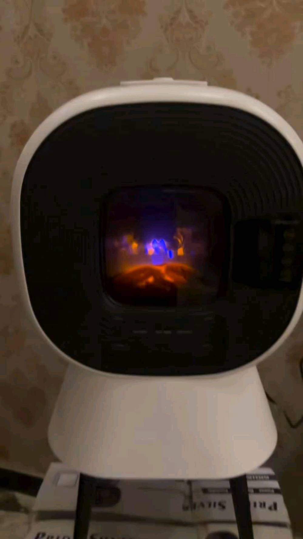 دفاية ذكية متعددة الوظائف (دفاية + سماعة + مبخرة + عرض لهب ديجيتال)

الاستخدامات

تمنحك أجواء شتوية فاخرة تجمع بين الدفء، الرائحة العطرة، والموسيقى الهادئة في منتج واحد.

مثالية لغرف الجلوس، غرف النوم، المكاتب أو الصالونات لإضافة جو مريح ودافئ.

يمكن استخدامها كقطعة ديكور أنيقة بفضل تصميمها العصري وتأثير اللهب الجمالي.

مثالية للجلسات المسائية أو لحظات الاسترخاء مع إضاءة اللهب والموسيقى والعطر.

المميزات

نظام تدفئة فعّال بقدرة 2000 واط بتقنية PTC Ceramic لتوزيع الحرارة بسرعة وأمان.

تأثير لهب واقعي ثلاثي الأبعاد يضيف لمسة فخامة ودفء بصري للمكان.

سماعة بلوتوث مدمجة بصوت نقي وواضح لتشغيل الموسيقى من الهاتف أو أي جهاز آخر.

مبخرة داخلية مخصصة للزيوت العطرية أو البخور لتمنحك رائحة جميلة وانتعاشًا في الجو.

شاشة رقمية LED لعرض درجة الحرارة والتحكم بسهولة.

وظائف متعددة بزر واحد لتبديل الوضع بين التدفئة، الإضاءة، أو تشغيل الصوت والعطر معًا.

نظام أمان ذكي مع فصل تلقائي عند السقوط أو ارتفاع الحرارة.

مؤقت تشغيل تلقائي (من 1 إلى 12 ساعة).

تشغيل مباشر على الكهرباء 220 فولت بدون الحاجة لشحن.

تصميم أنيق بلون أبيض وأسود يناسب الديكورات الحديثة.

محتويات الصندوق

دفاية ذكية متعددة الوظائف (دفاية + سماعة + مبخرة + عرض لهب).

قاعدة الأرجل + براغي التثبيت.

دليل الاستخدام.

الملاحظات

الجهد الكهربائي: 220V – 50Hz

الطاقة: 2000W

أبعاد الكرتون: طول 45 سم × عرض 30 سم × ارتفاع 58 سم

يُنصح بوضعها على سطح مستوٍ بعيد عن المواد القابلة للاشتعال.

استخدم زيوتًا عطرية مخصصة للأجهزة الكهربائية في حجرة المبخرة.

المنتج مخصص للاستخدام الداخلي فقط.