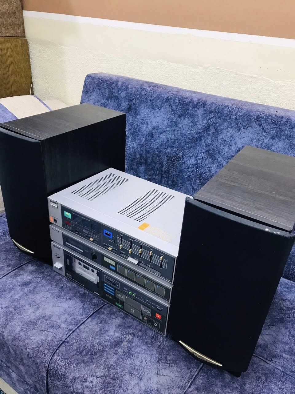 للبيع SONY 🇯🇵 🎻
دك كاسيت + راديو + امبلي فاير 
نظافة 100 % على وضع الشركة
صناعة اليابان 1980 🇯🇵
FM / AM راديو باحث 
نظام DO LBY  + نظام AUX 
وزن ثقيل قياس 38 سم 
للاستفسار مراسلة الصفحة 
وات ساب ***********☎️
