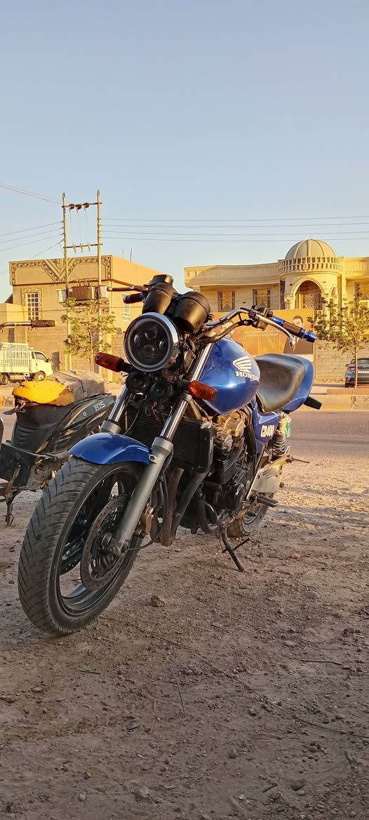 السلام عليكم دراجة سيبي فور cb400 الدراجة نظيفة كلش كدامكم بالصور والدراجة كفالة من كلشي كلشي بيها شغال بس فقط بيها صوت يطغ بالمحرك مايكلف 250 الف تصليحه الدراجة تجي تشوفها بالحقيقة احلا من الصور بعد مكانها الانبار فلوجة قضاء الكرمة الدراجة سعرها مليون و 100 وبيها مجال للشراي بس التواصل واتساب *********** واتساب فقط والشراي يجي
