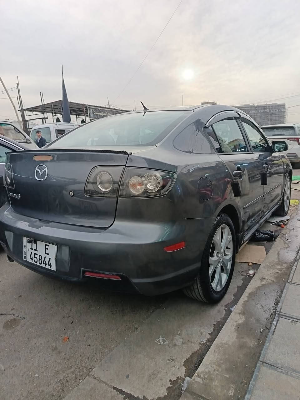 السلام عليكم
مازدا زوم 3 2008
مصبوغة حزام بيه بارد چاملغ صفحة السايق 
السيارة نضيفة حدادية جديدة 
نقصها فقط تبريد 
سعرها 65 ورقة باسمي السيارة 
مكاني بغداد الكاظمية 
للتوالصل ***********
