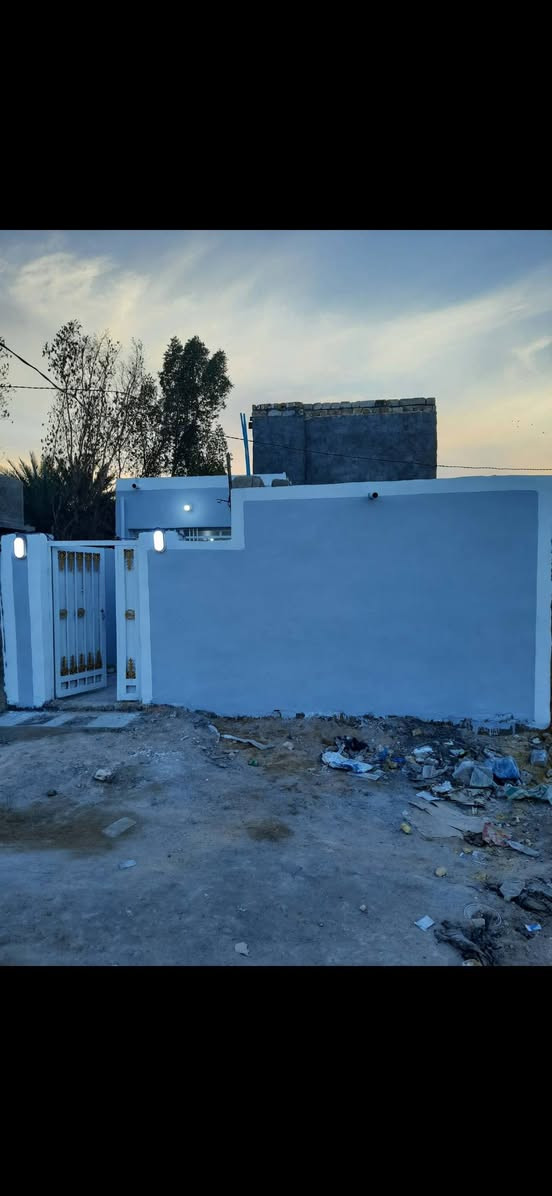 دار للبيع
تفاصيل الدار: 
مساحة الدار مئة متر الاساس كونكريت السقف عكاده 
يحتوي الدار على غرفة وصاله ومطبخ صحيات داخلية وخارجية واستقبال هيكل 
العنوان: شارع الحوزه في نهايه شارع 12
السعر: واحد وعشرون مليون وهناك مجال للتفاوض بالسعر 
للتفاصيل اكثر والتواصل على: ***********
