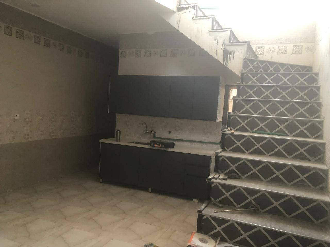 ١٠٠ م واجهه ٥ نزال ٢٠  دار للبيع طابقين السريدات الجديده مربع ٣  الفوك مثل الجوة نفص بس بيتونه ستاره مواد موجوده بس عمل نقص شارع صب للاستفسار مراسله وتساب***********
