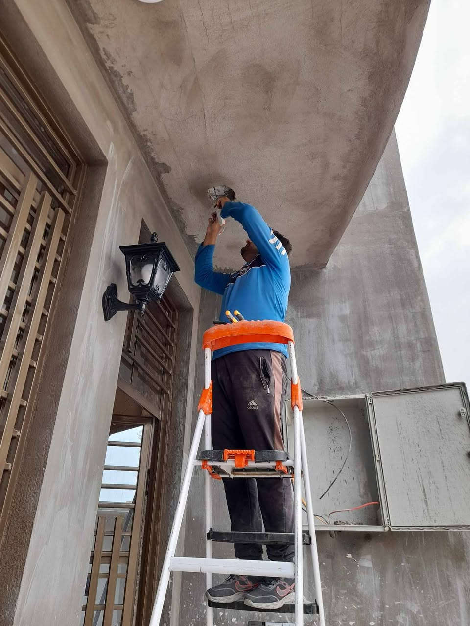 السلام عليكم 
من رخصة مدير الاگروب المحترم 
هذا جزء من اعمالنا في مجال تأسيسات وانارة الكهرباء اتمنئ ان ينال اعجابكم واي ابو بيت 🏠 يحب نشتغله بيه خير ويدلل عملنا في بغداد اخوكم حسام الكهربائي 
***********واتساب
***********
