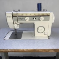 للبيع مكينة براذر اصلي خياط درجة أولى  مع جنطة وميز السعر١٢٥ 077028095...