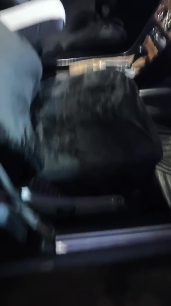 سلام عليكم 
مارسدس دب 300 موديل 90 رقم دهوك بسمي سنويه لل2031 هزه جديد ادامه كامله صدر 4تايرات جديد باتري جديد محرك صار شهر شاده اماراتي بجيس 3000,ديلكو  لايت زينون قفل مركزي ريمون برغري نقص مابيه سعره 55وبيه مجال مكان ديالى ناحيه جباره للاستفسار الاتصال ***********
