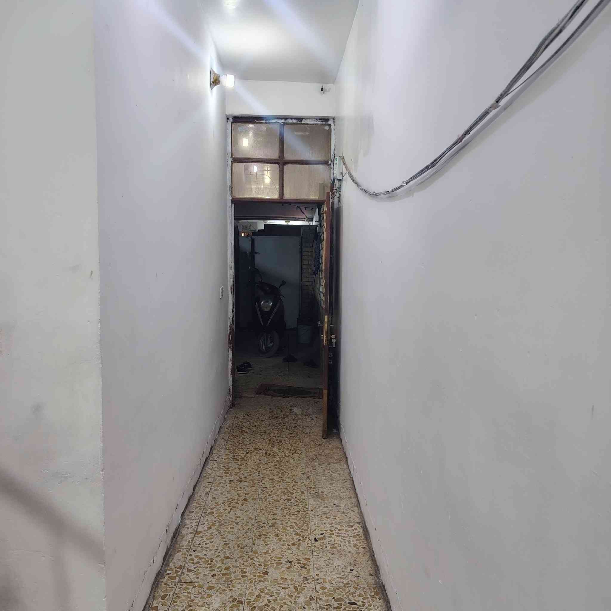 بيت ١٠٠ متر طابو صرف البيع يحتوي علئ غرفه نوم و استقبال و مطبخ وحمام داخلي و حمام خارجي طابوك
مسلح مبني حديث  منطقة حي الطف الاخير
اتصال ع رقم ***********
