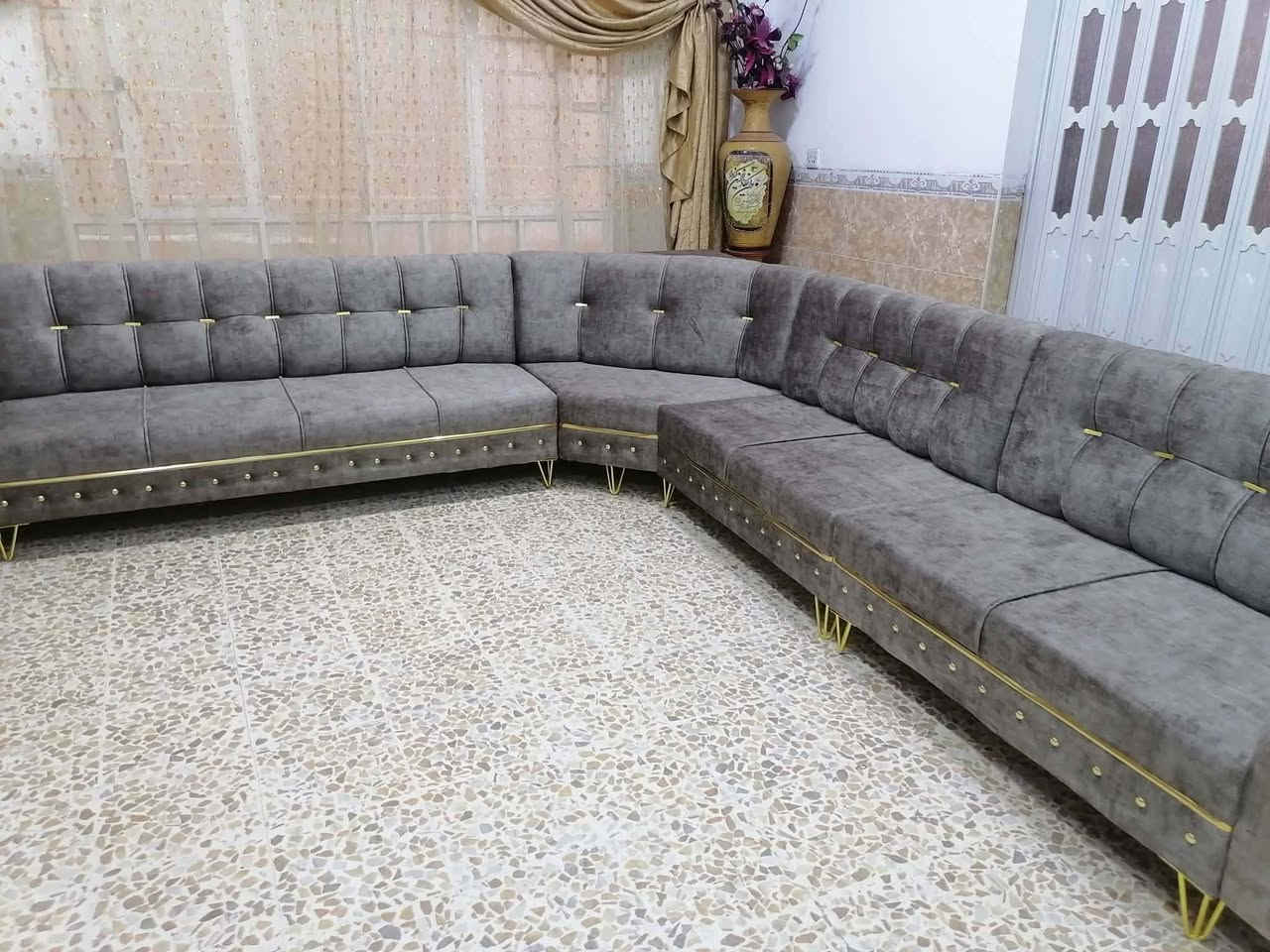 ديوان ١٢ متر خشب عراقي ثقيل دوشمة جديدة غير مستعمل شرط القماش والخشب والاسفنج السعر ٥٧٥ الف للإستفسار الاتصال على الرقم *********** و*********** موصل الحدباء
