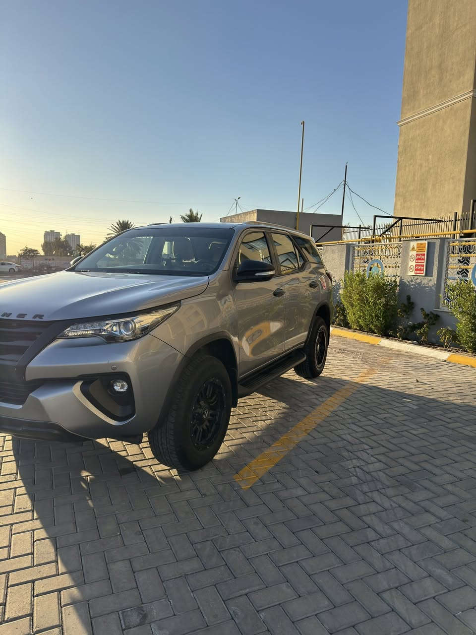 السلام عليكم ورحمة الله وبركاته 
فورچنر 2016 خليجي وكاله الساير  
بيها قطعه وحده صبغ 
مواصفات
شاشه اندرويد +كامره خلفيه 
تحكم ستيرن 
تبريد مركزي 3 قطع 
مكينه 2.700    4 سلندر 
دواخل مخمل 
الممشى - 189 الف كيلو 
 رقم بغداد تحويل مباشر 
رقم جديد وهزه جديده 

للأستفسار/ ***********
