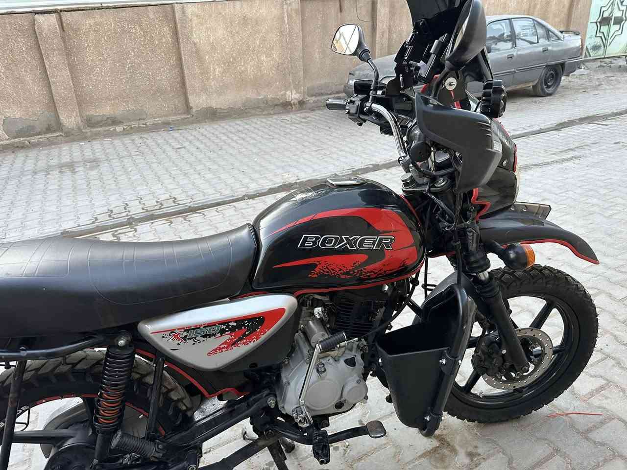 دراجه بوكسر نضيفه كلش ومكفوله من كلشي كامله مابيها اي نقص مرقمه وسنويه ب اسمي تحويل ب اي وقت يعجبك سعرها ٢١٠٠ ***********
