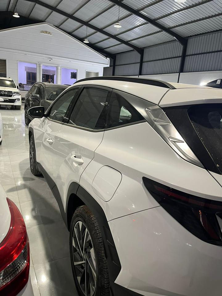 السلام وعليكم للبيع هوندا توكسان
موديل 2023 سيارة جديدة شركه 
فول مواصفات ماشية 62الف بيها شخط براس البنيد على كد كرت رقم اربيل شرط التحويل مكان السيارة تكريت السعر 205$وبيها مجال قليل للاستفسار اتصل 
هـ***********
