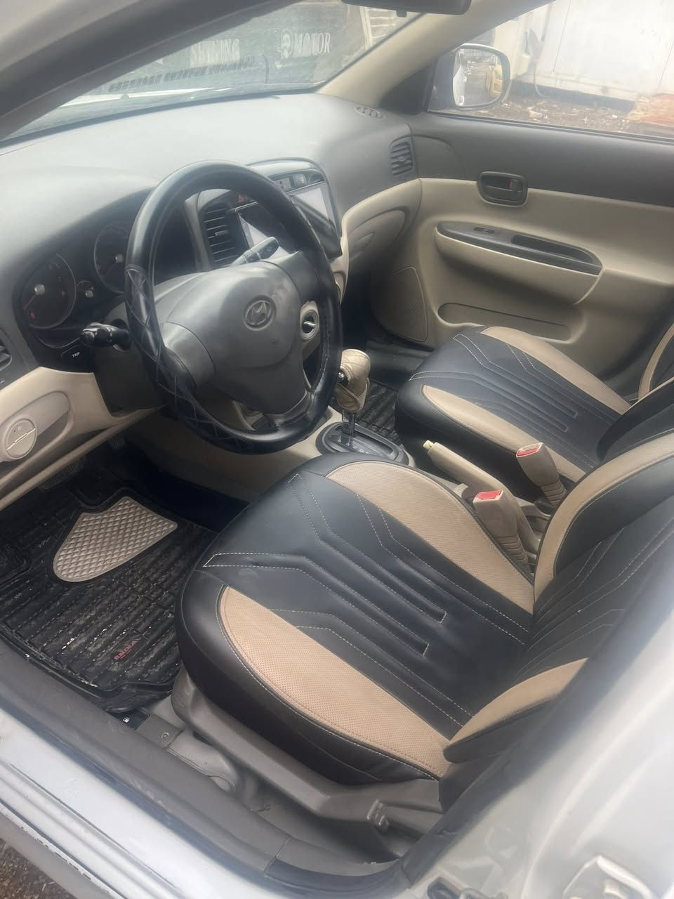 السلام وعليكم
أكسنت 2011
فتحته شاشه 
بيه صبغ على كد شويه باب وره سايق 
وبيه بنيد وجاملغ خلفي بداير صبغ 
سياره حلوه مال بيت بسمي صارله خمس سنوات 
الاستفسار ***********
